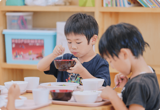 給食を食べる子どもたち